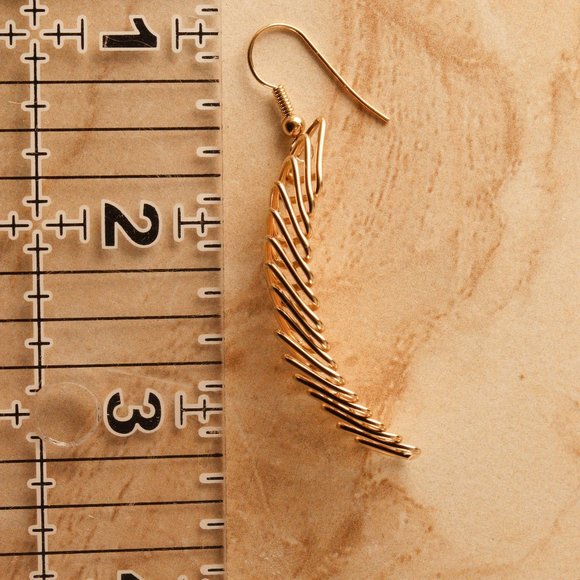 SOLD Vintage Gold Wire Dangle Earrings - Picture 10 of 10